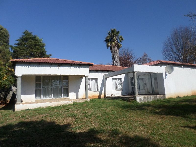 4 Bedroom House on Large Stand - Photo 2