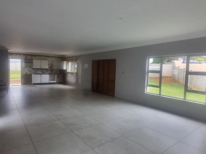 4 Bedroom House on Large Stand - Photo 9