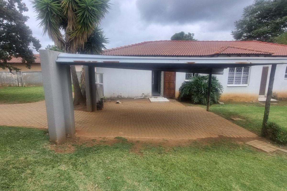 4 Bedroom House on Large Stand - Photo 3