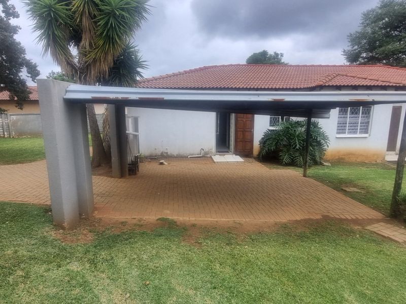 4 Bedroom House on Large Stand - Photo 3