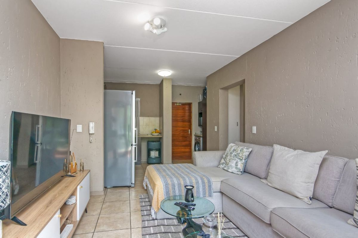 Spacious 1 bedroom Apartment for sale in Douglasdale, Sandton  - Photo 5