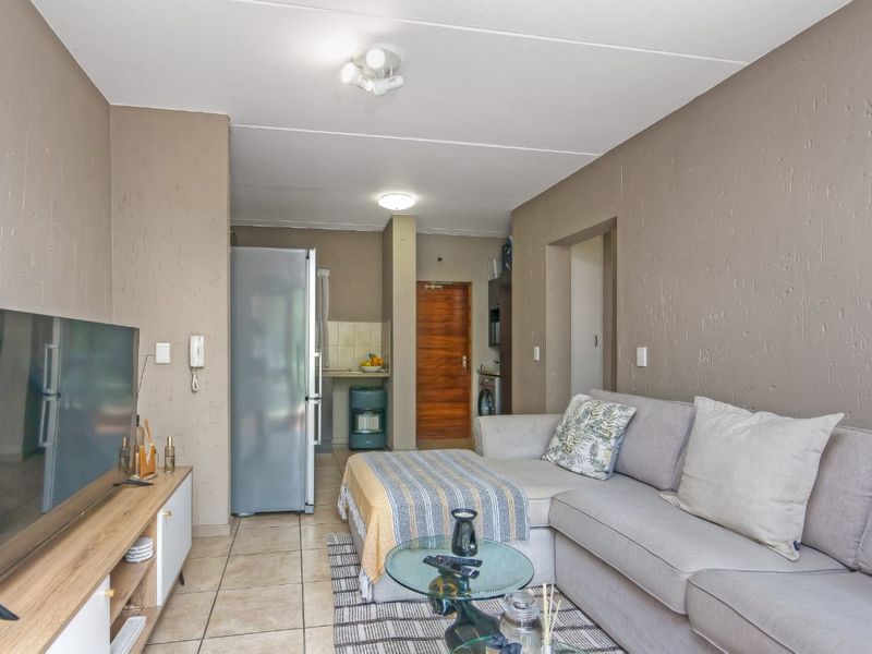 Spacious 1 bedroom Apartment for sale in Douglasdale, Sandton  - Photo 5