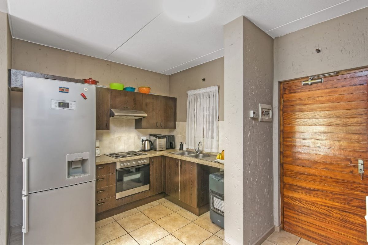 Spacious 1 bedroom Apartment for sale in Douglasdale, Sandton  - Photo 2