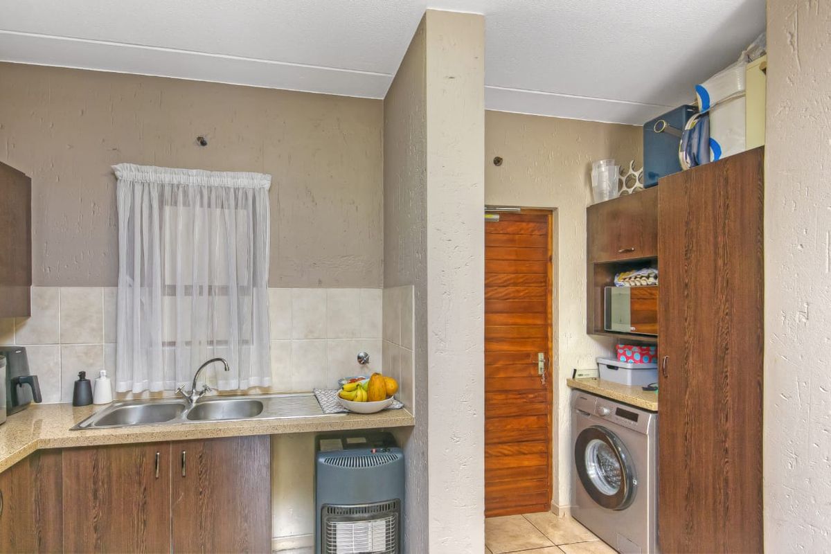 Spacious 1 bedroom Apartment for sale in Douglasdale, Sandton  - Photo 3