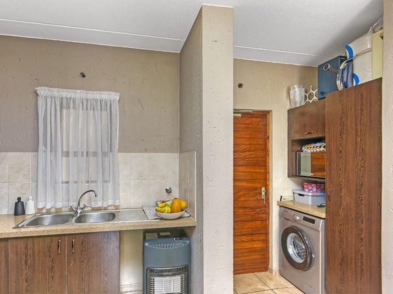 Spacious 1 bedroom Apartment for sale in Douglasdale, Sandton  - Photo 3