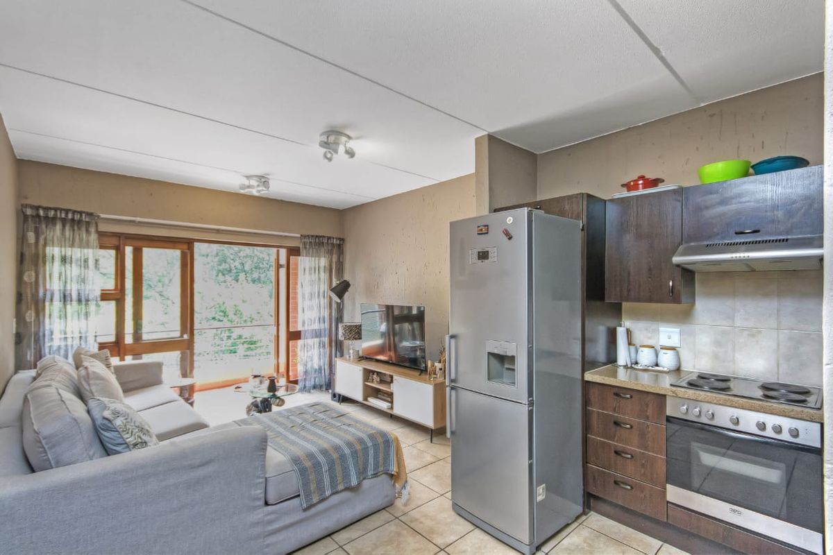 Spacious 1 bedroom Apartment for sale in Douglasdale, Sandton  - Photo 4