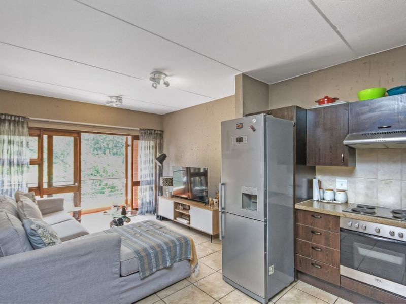 Spacious 1 bedroom Apartment for sale in Douglasdale, Sandton  - Photo 4