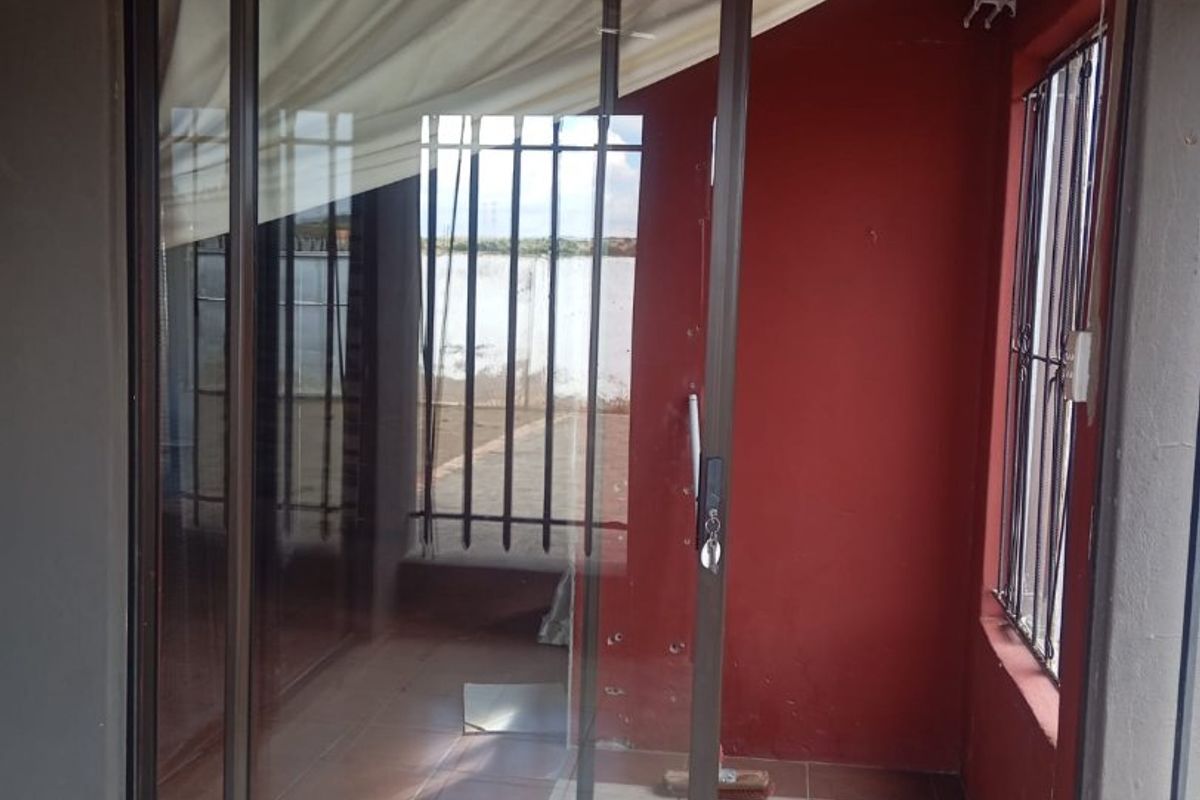 Perfect Starter Home or Investment Opportunity in Lourierpark, Bloemfontein - Photo 4