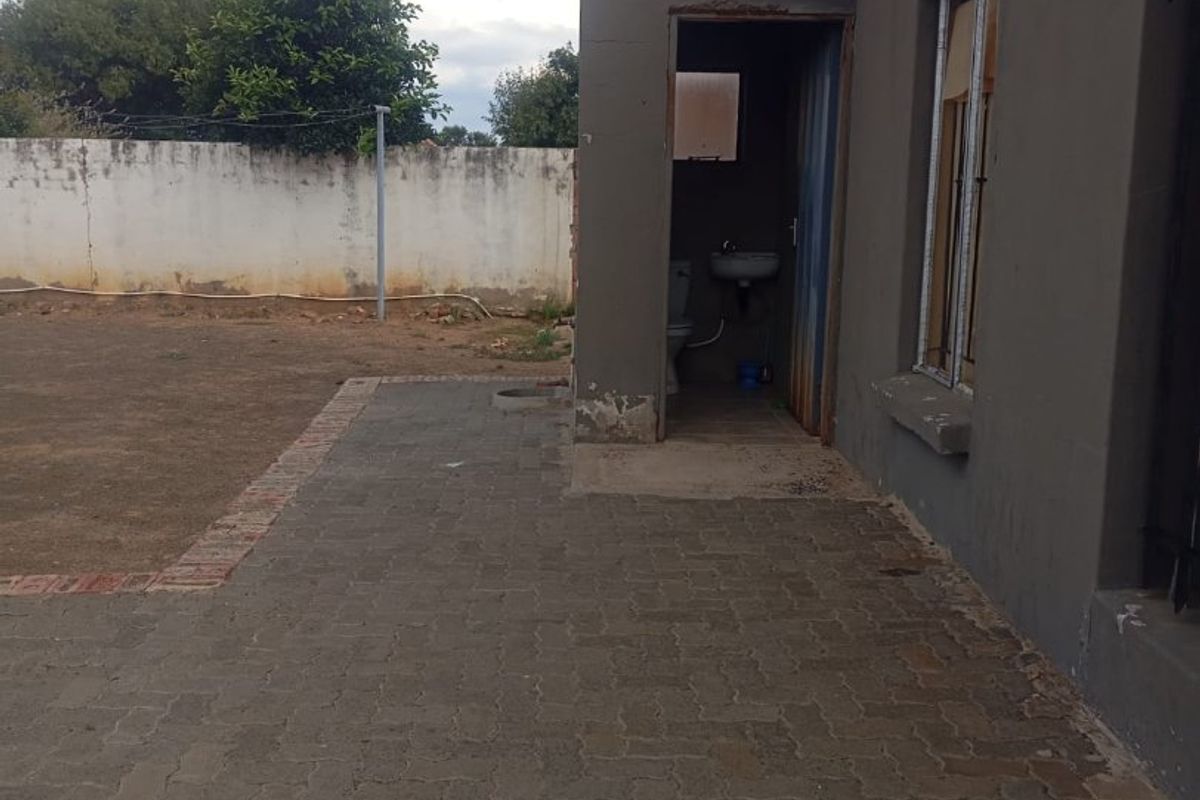 Perfect Starter Home or Investment Opportunity in Lourierpark, Bloemfontein - Photo 3