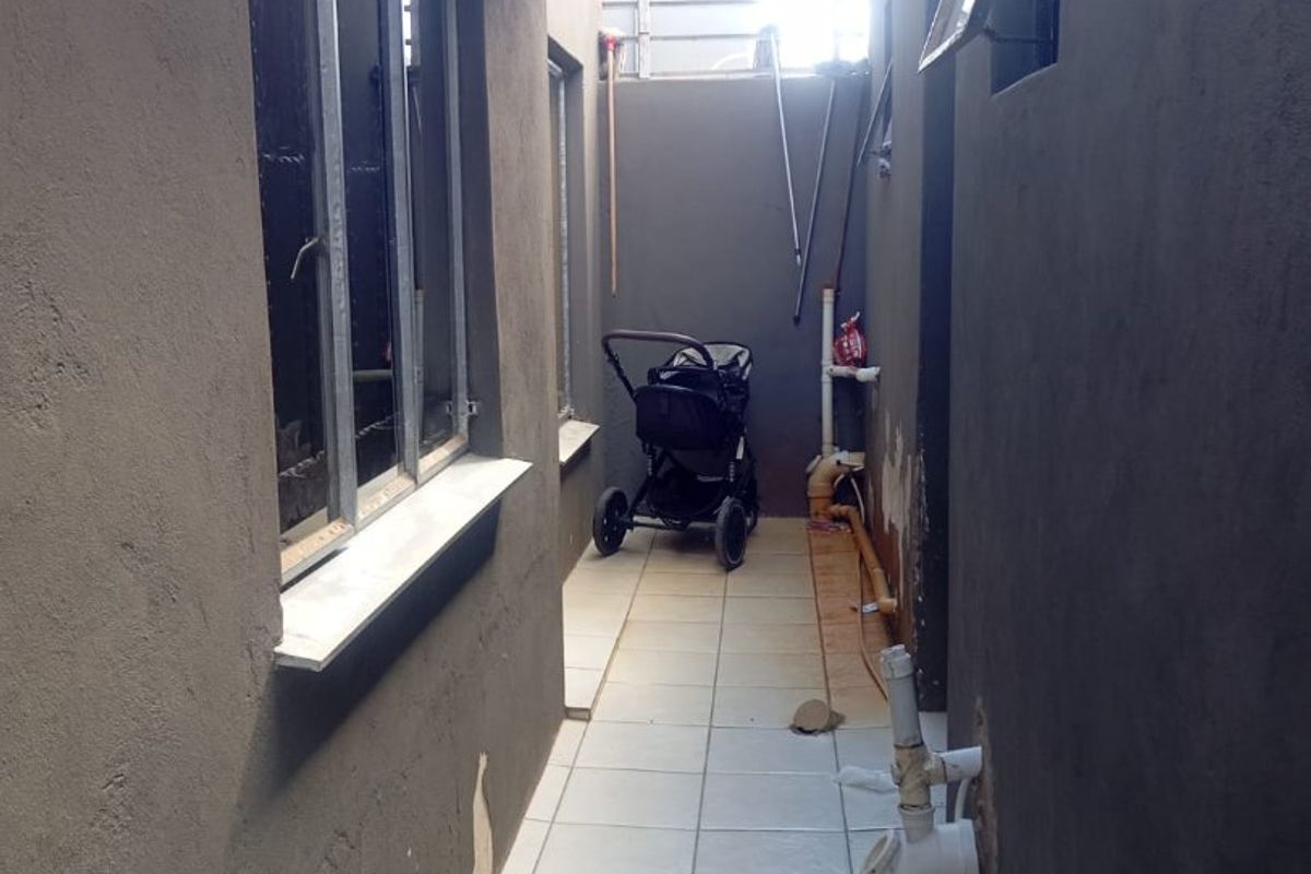 Perfect Starter Home or Investment Opportunity in Lourierpark, Bloemfontein - Photo 2