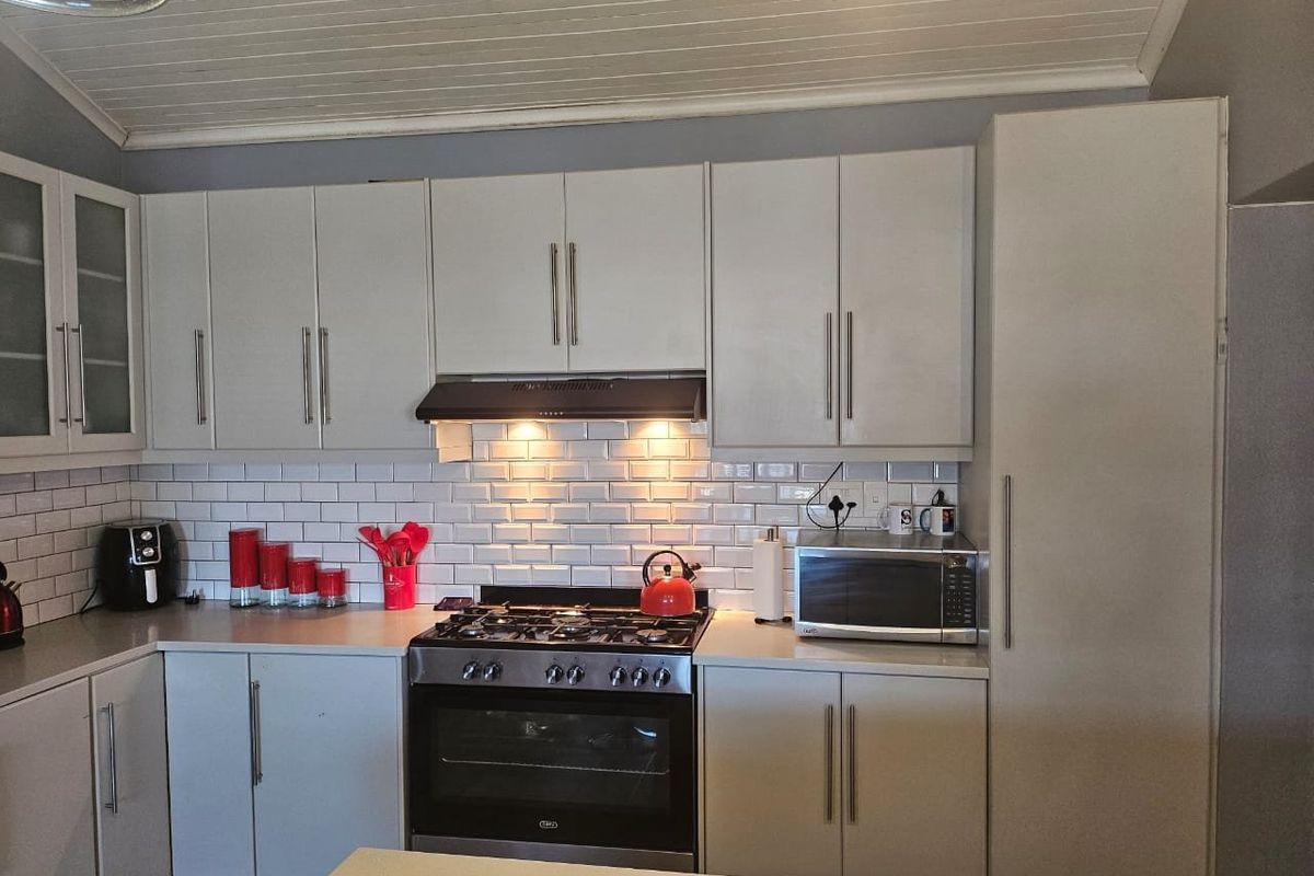 Beautiful modern home - Photo 2