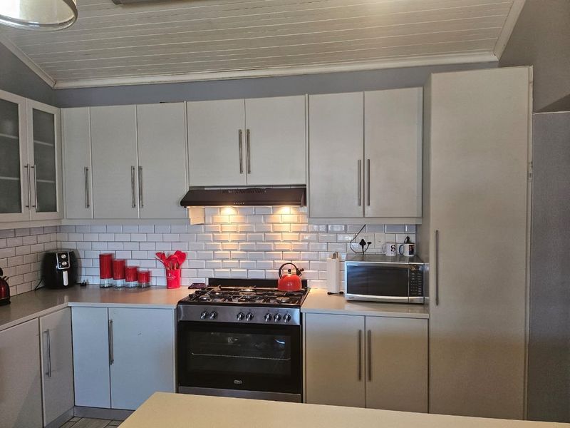 Beautiful modern home - Photo 2