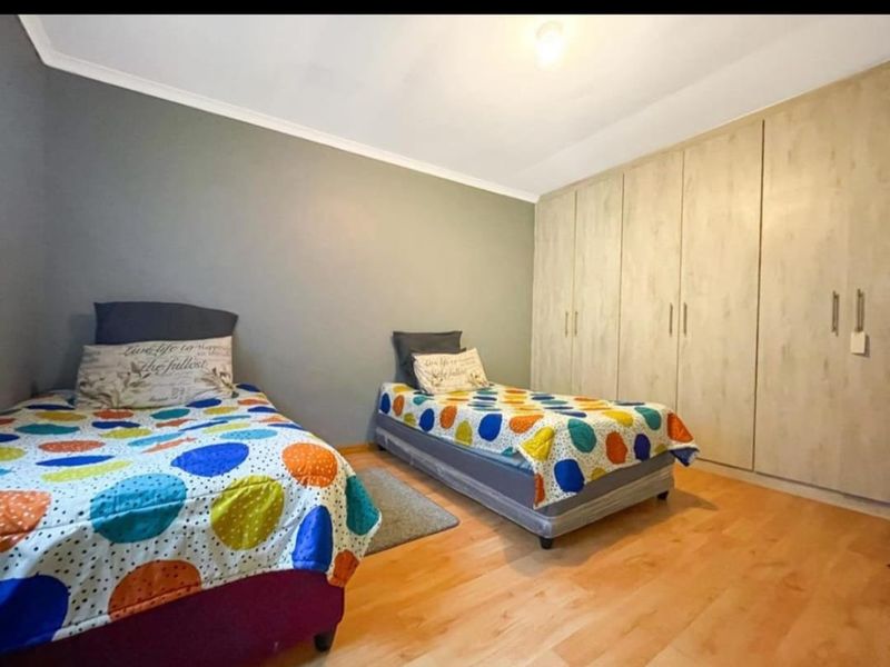 Beautiful modern home - Photo 10