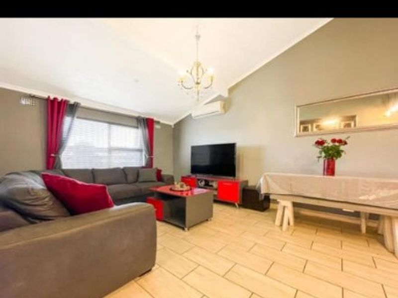 Beautiful modern home - Photo 9