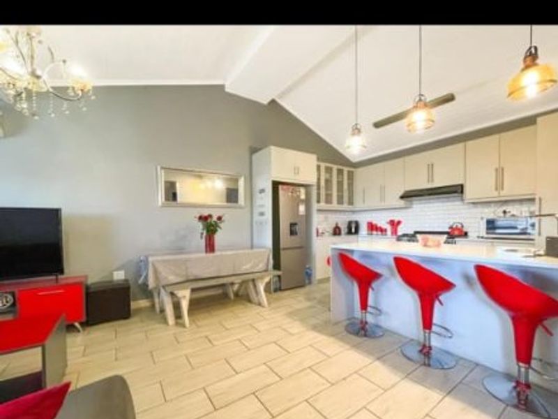 Beautiful modern home - Photo 8