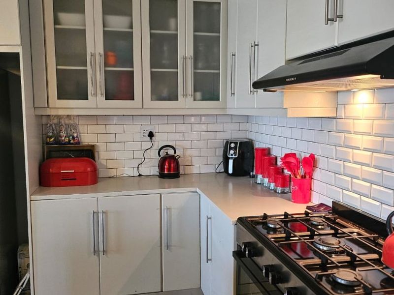 Beautiful modern home - Photo 6