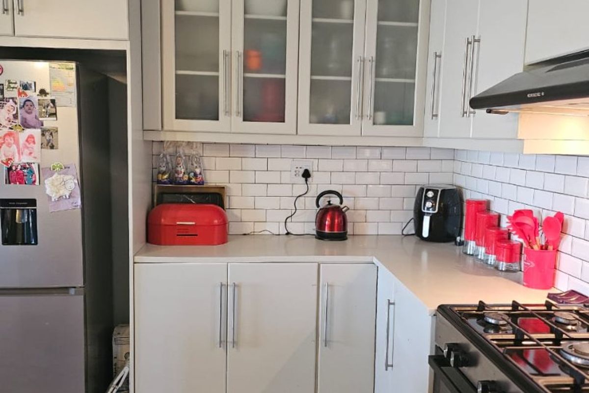 Beautiful modern home - Photo 3