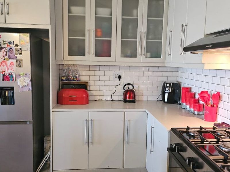 Beautiful modern home - Photo 3