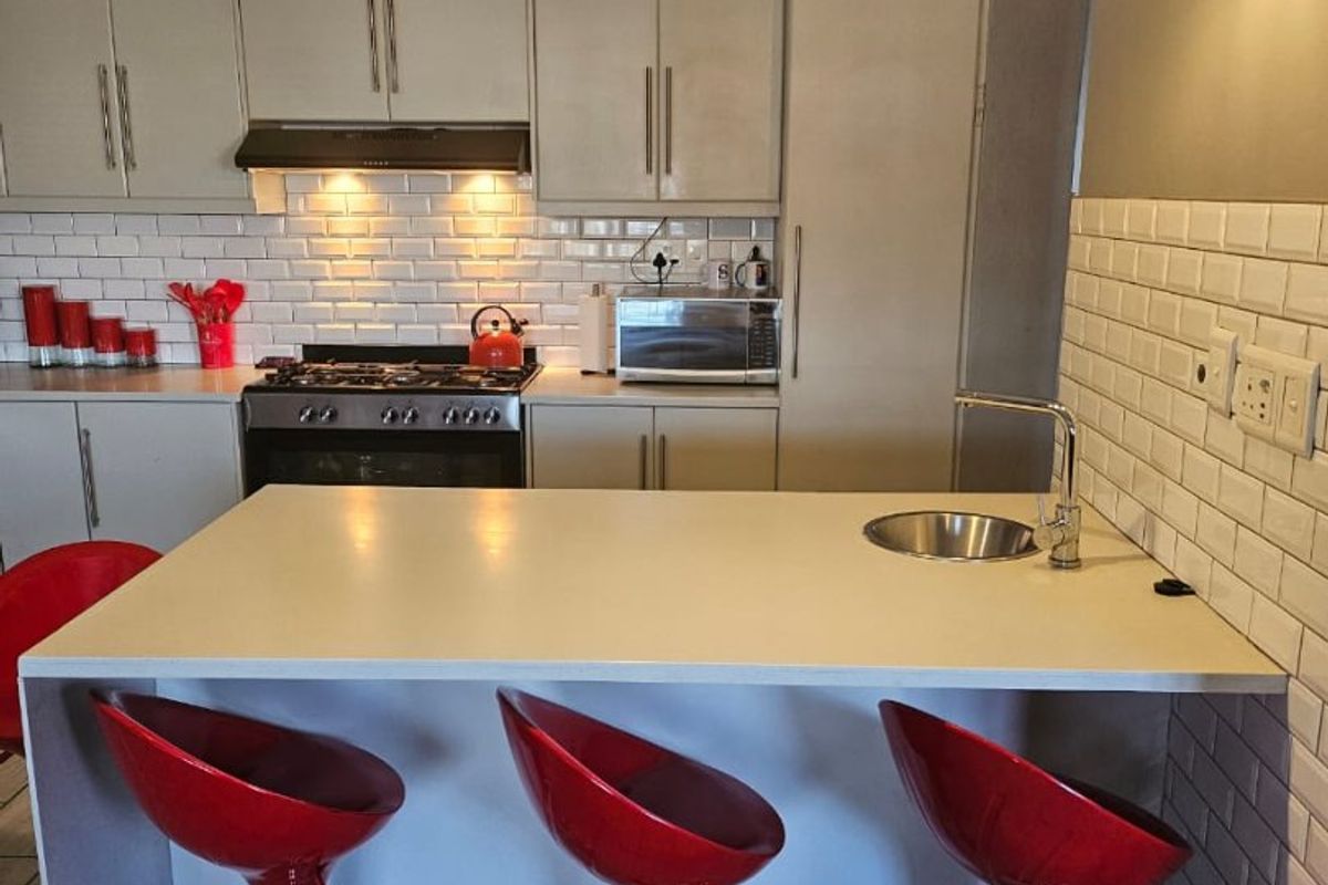 Beautiful modern home - Photo 5