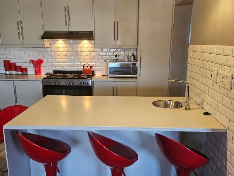 Beautiful modern home - Photo 5