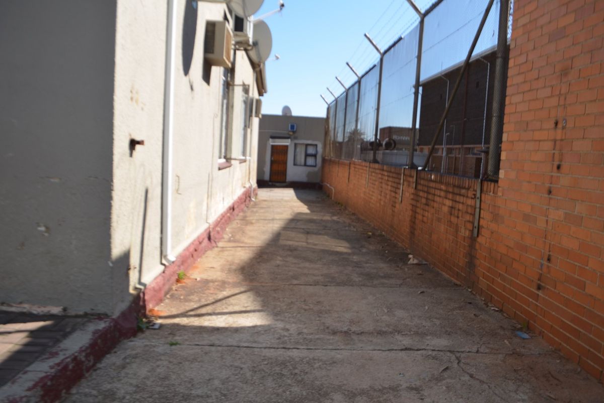 PROPERTY FOR SALE IN KRUGERSDORP CENTAL - Photo 2