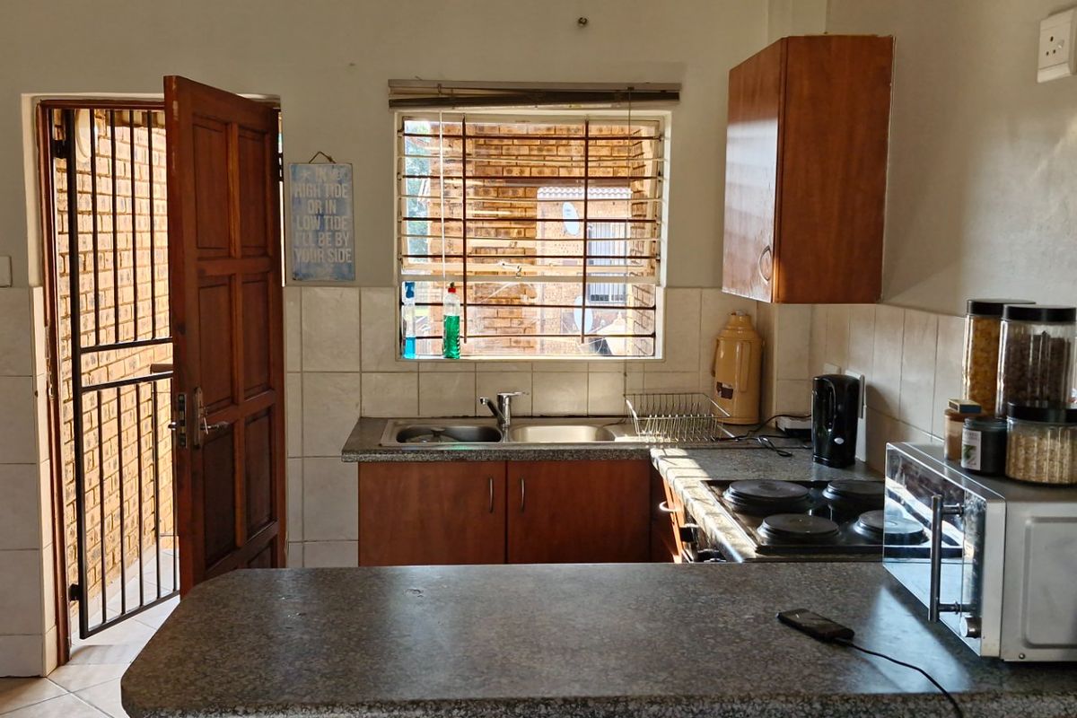 Comfortable 2-Bedroom Home with Practical Living Spaces - Photo 2