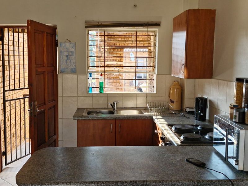 Comfortable 2-Bedroom Home with Practical Living Spaces - Photo 2