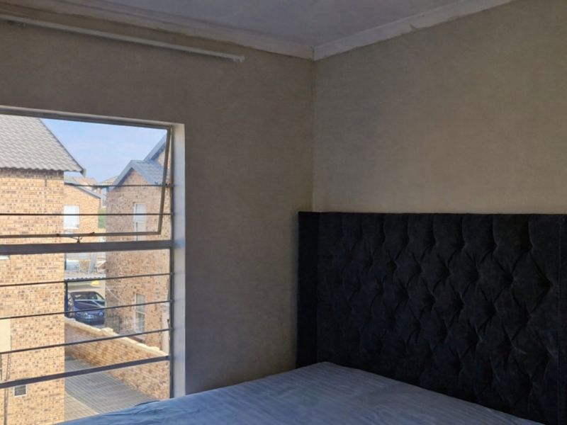 Comfortable 2-Bedroom Home with Practical Living Spaces - Photo 4