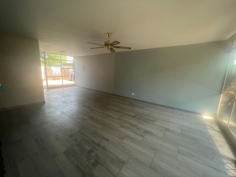 Charming Renovated Duplex With Private Garden - Photo 4