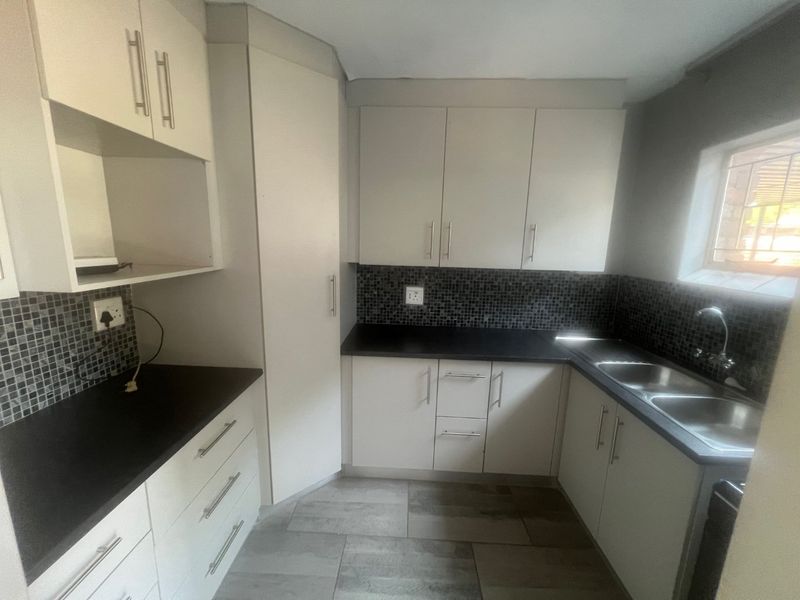 Charming Renovated Duplex With Private Garden - Photo 3