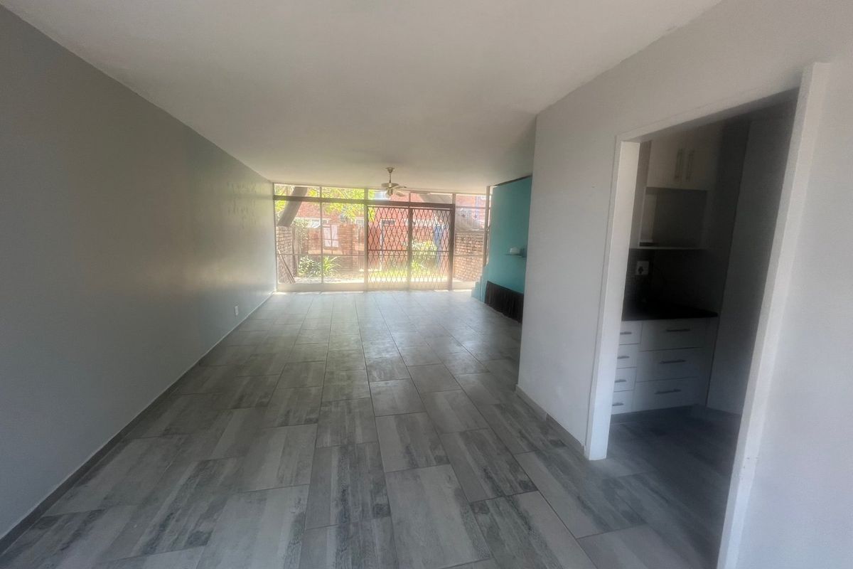 Charming Renovated Duplex With Private Garden - Photo 2