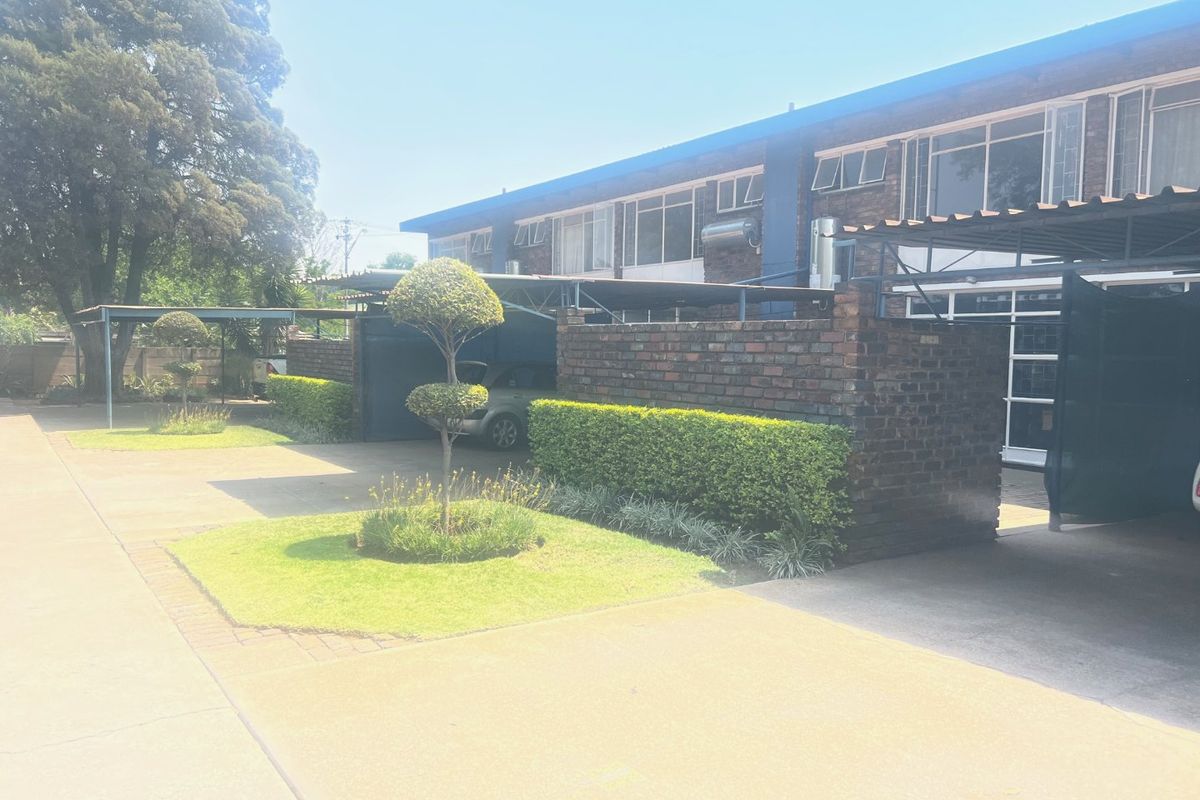 Charming Renovated Duplex With Private Garden - Photo 5