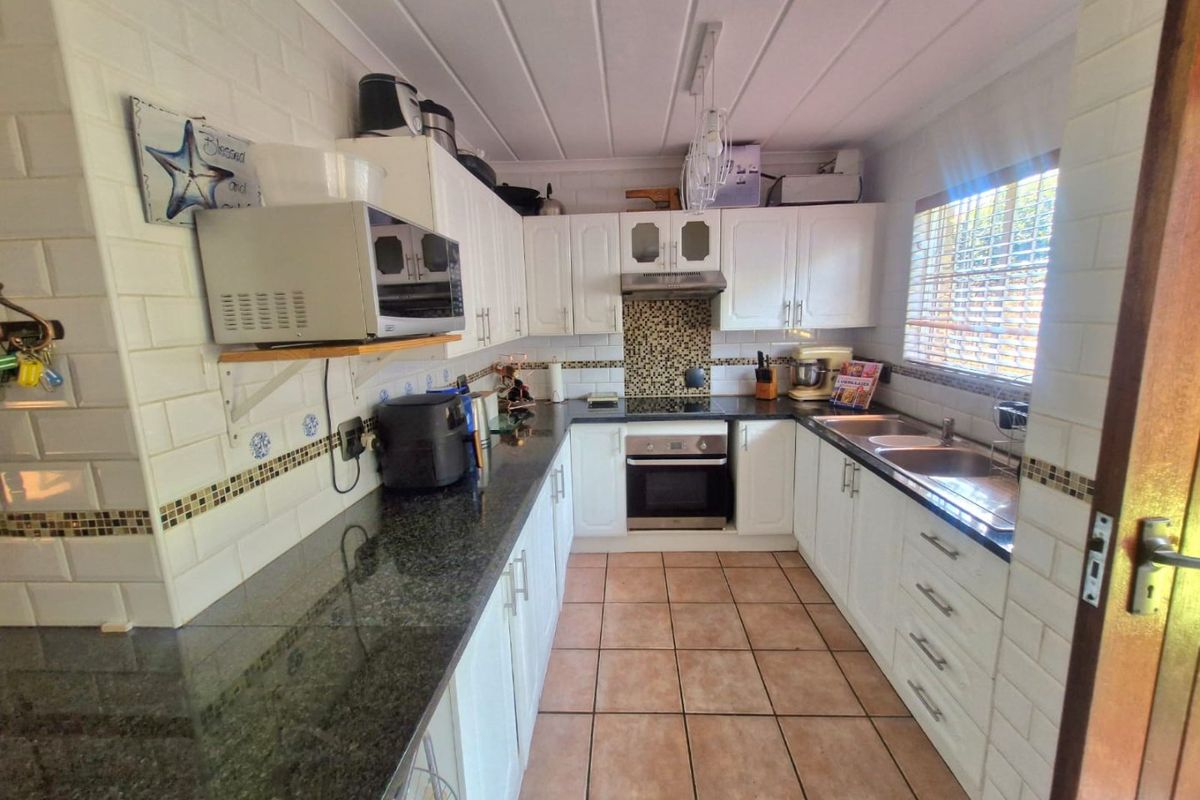 Modern Magalieskruin Townhouse With Beautiful Garden - Photo 3