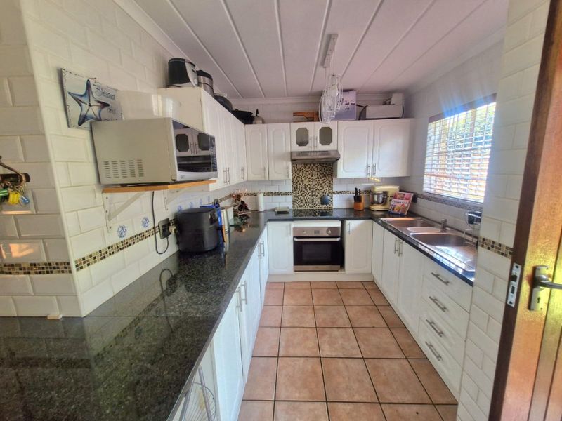 Modern Magalieskruin Townhouse With Beautiful Garden - Photo 3