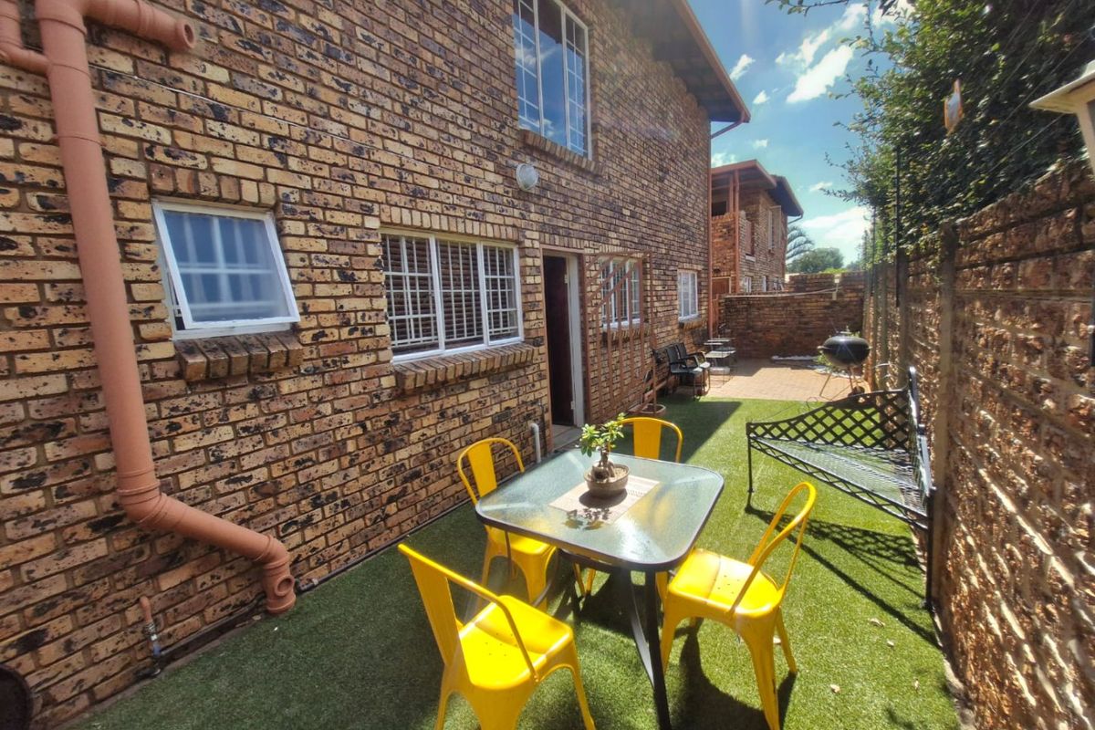 Modern Magalieskruin Townhouse With Beautiful Garden - Photo 5