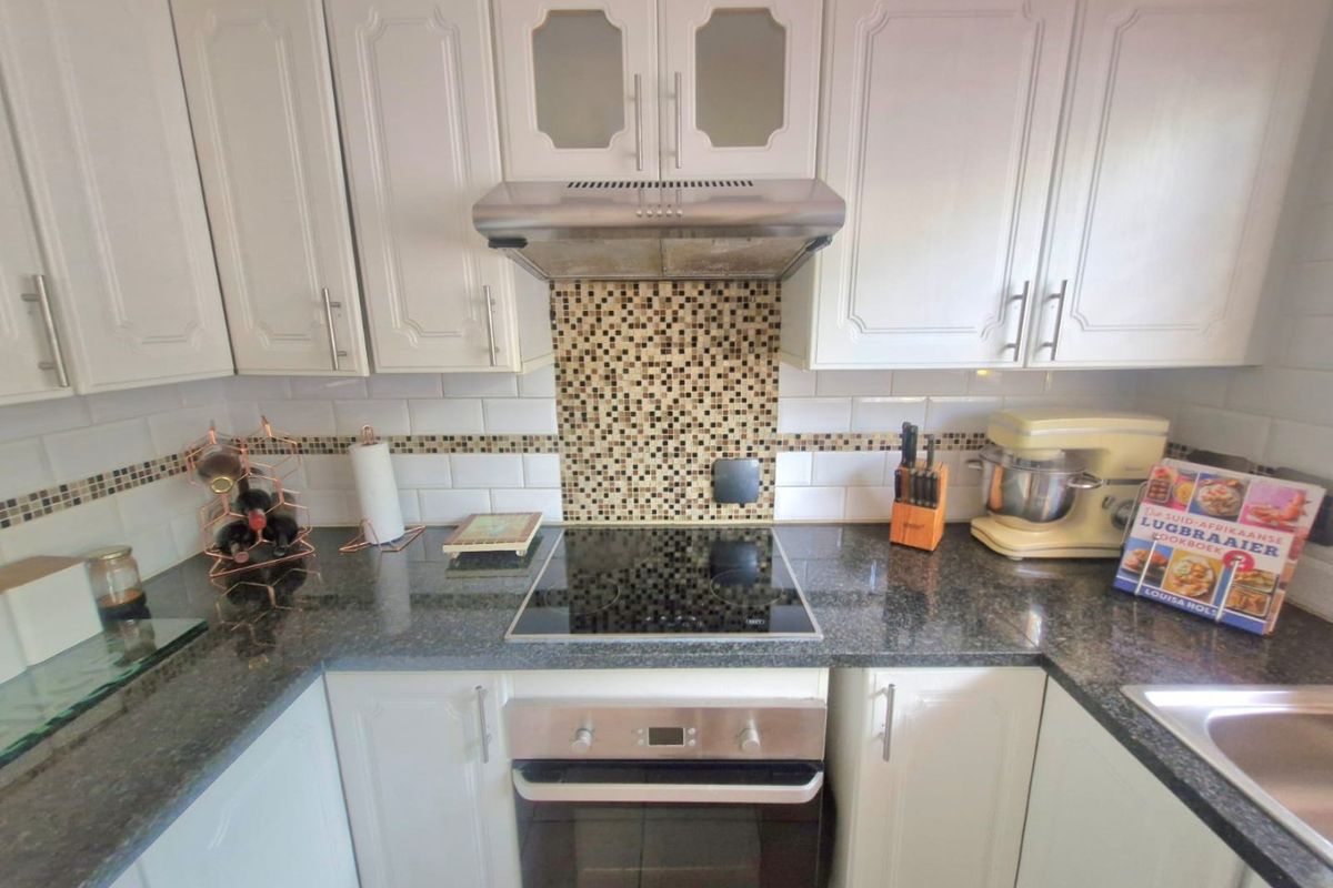 Modern Magalieskruin Townhouse With Beautiful Garden - Photo 4