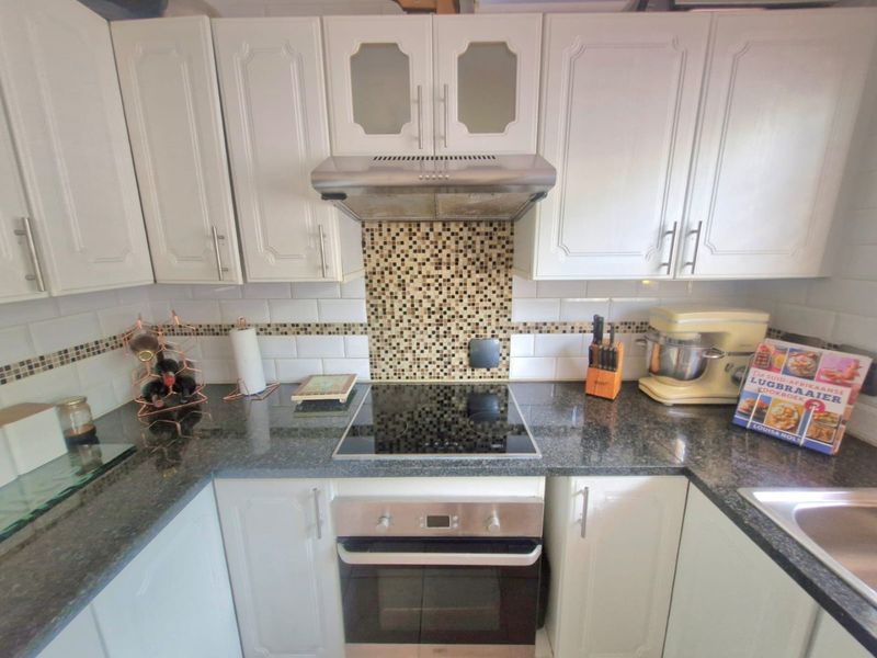 Modern Magalieskruin Townhouse With Beautiful Garden - Photo 4