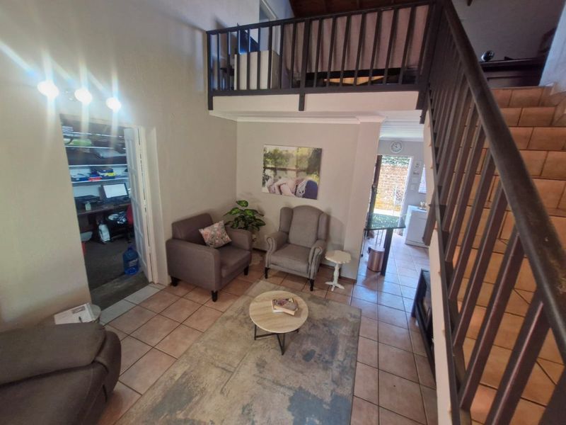 Modern Magalieskruin Townhouse With Beautiful Garden - Photo 10