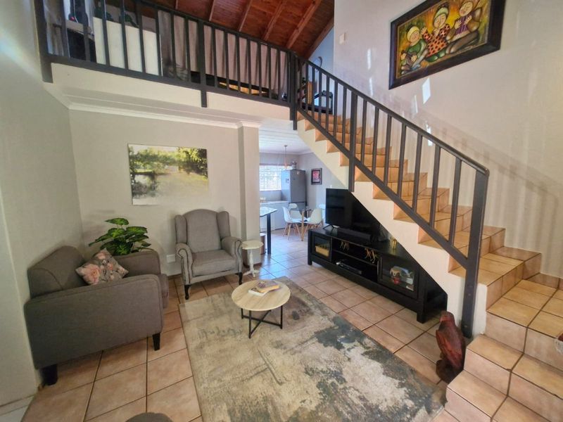 Modern Magalieskruin Townhouse With Beautiful Garden - Photo 9