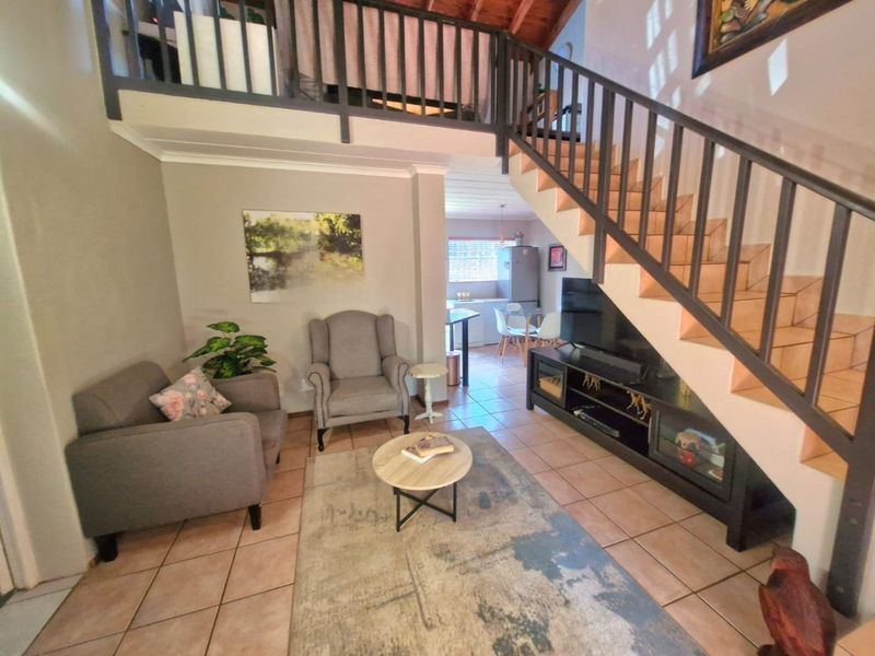 Modern Magalieskruin Townhouse With Beautiful Garden - Photo 8