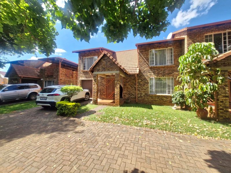 Modern Magalieskruin Townhouse With Beautiful Garden - Photo 7