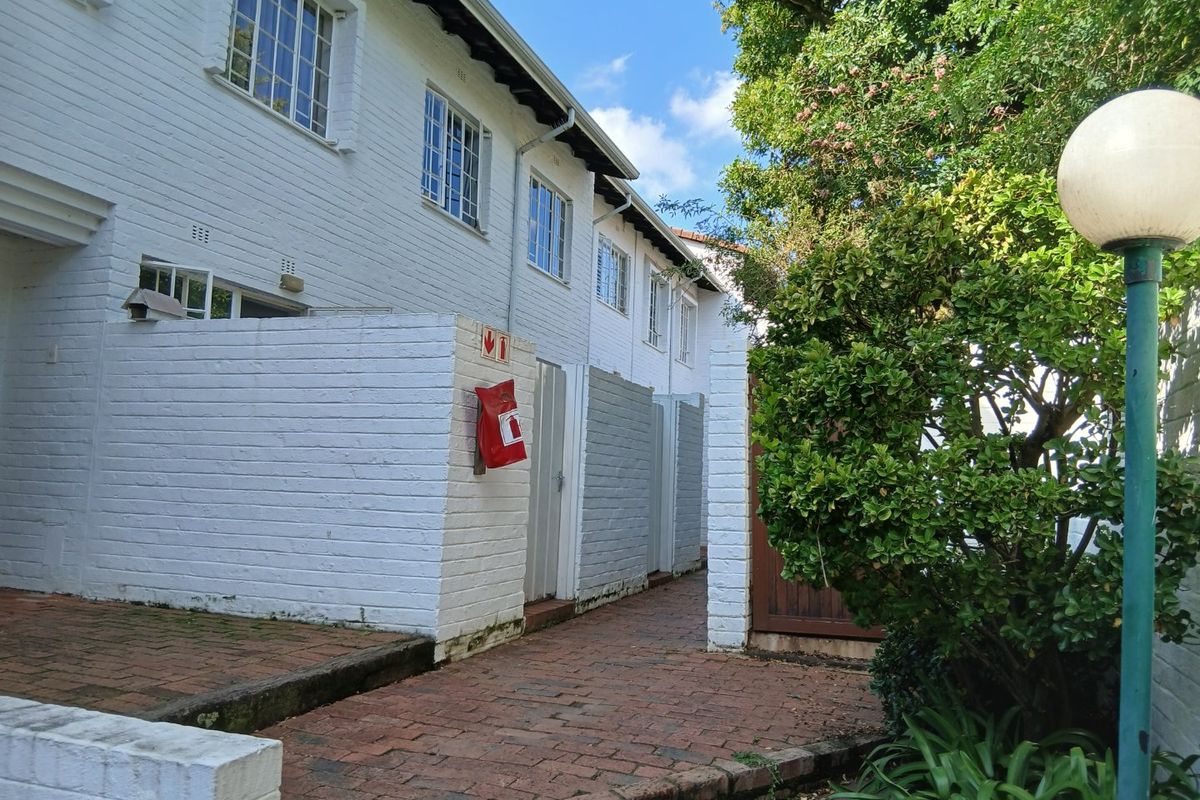 Garden Duplex Apartment Spacious 3x bed 2x bath in this lovely sought out Complex-Pet Friendly, Botanical Garden River views with Nature Reserve Environment-Opposite Delta Park. - Photo 4