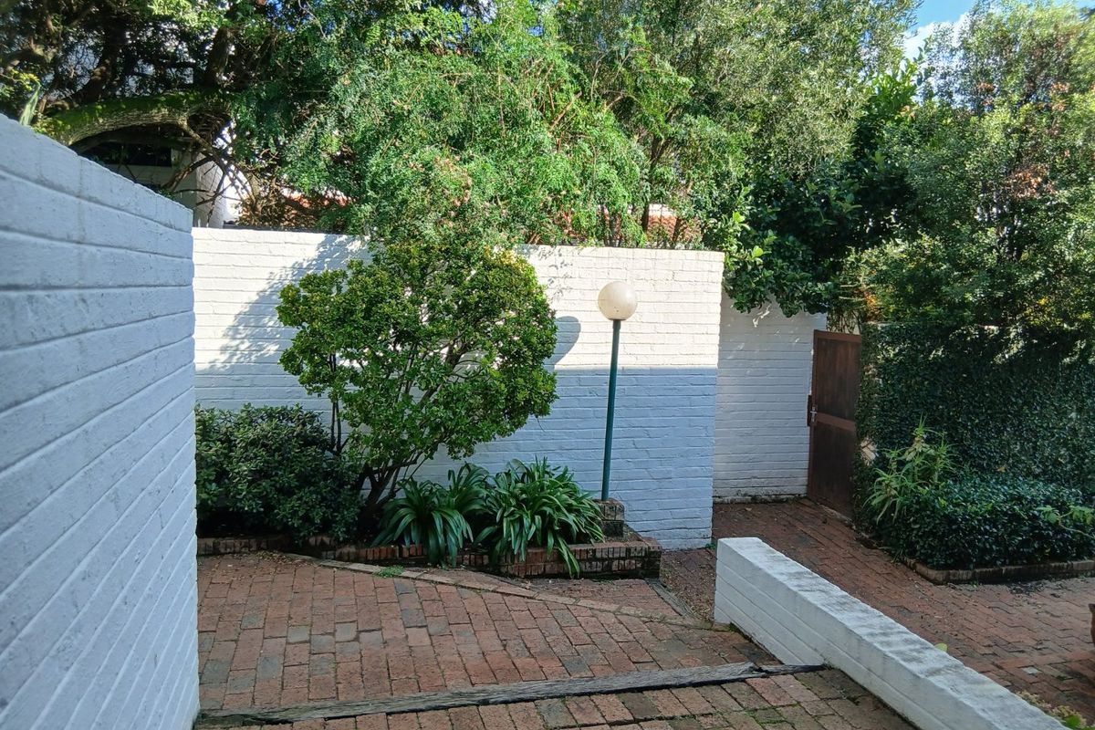 Garden Duplex Apartment Spacious 3x bed 2x bath in this lovely sought out Complex-Pet Friendly, Botanical Garden River views with Nature Reserve Environment-Opposite Delta Park. - Photo 2