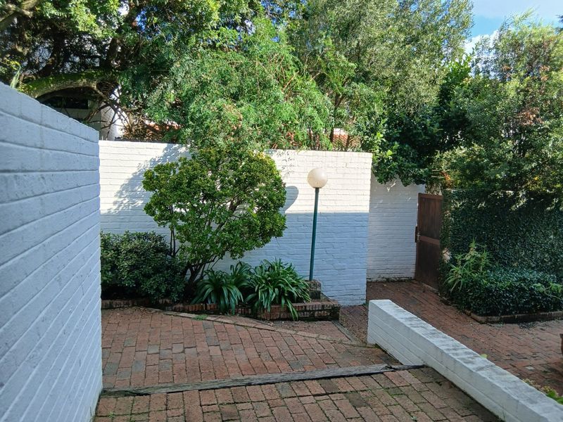 Garden Duplex Apartment Spacious 3x bed 2x bath in this lovely sought out Complex-Pet Friendly, Botanical Garden River views with Nature Reserve Environment-Opposite Delta Park. - Photo 2