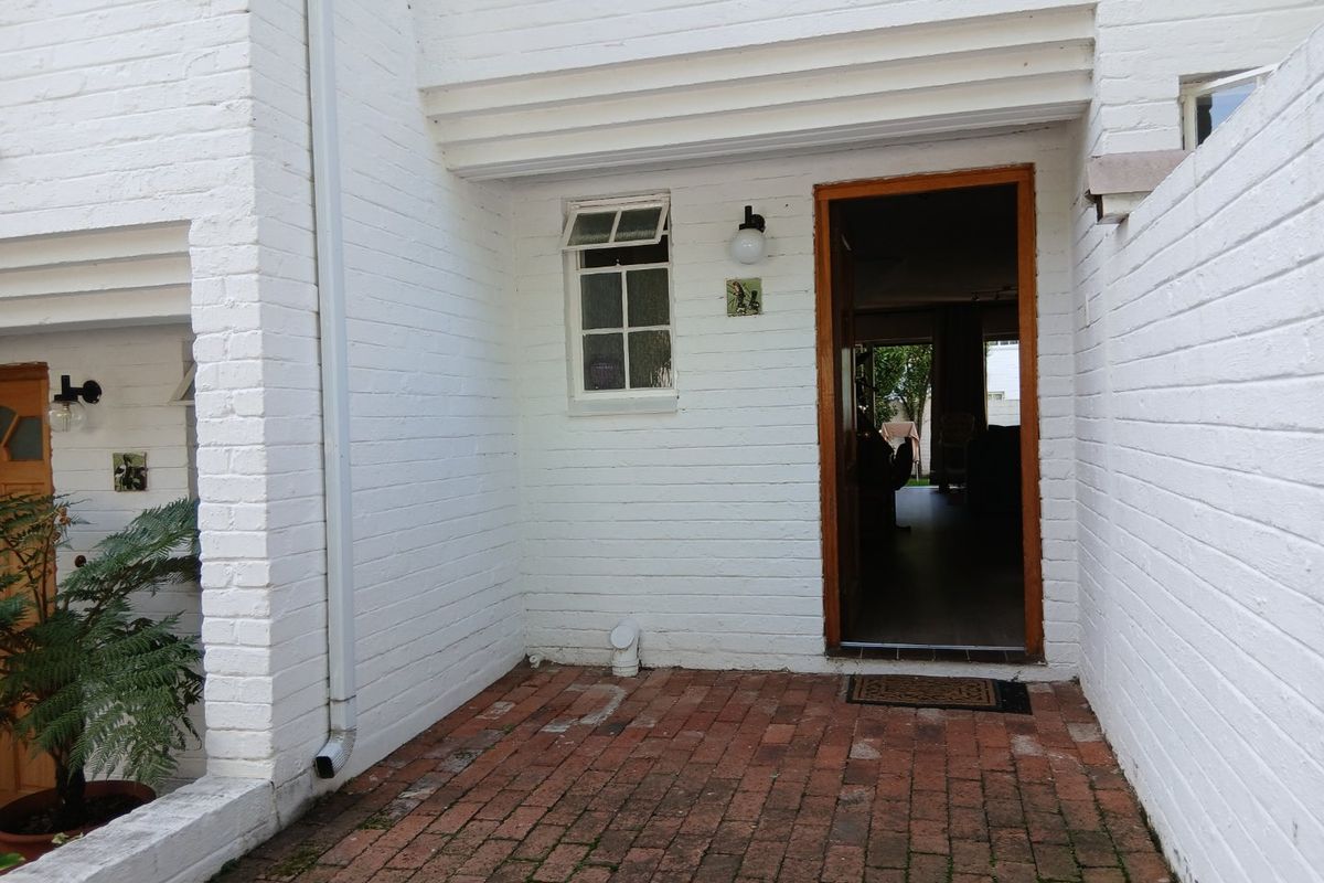 Garden Duplex Apartment Spacious 3x bed 2x bath in this lovely sought out Complex-Pet Friendly, Botanical Garden River views with Nature Reserve Environment-Opposite Delta Park. - Photo 5