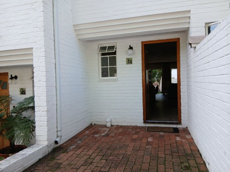 Garden Duplex Apartment Spacious 3x bed 2x bath in this lovely sought out Complex-Pet Friendly, Botanical Garden River views with Nature Reserve Environment-Opposite Delta Park. - Photo 5