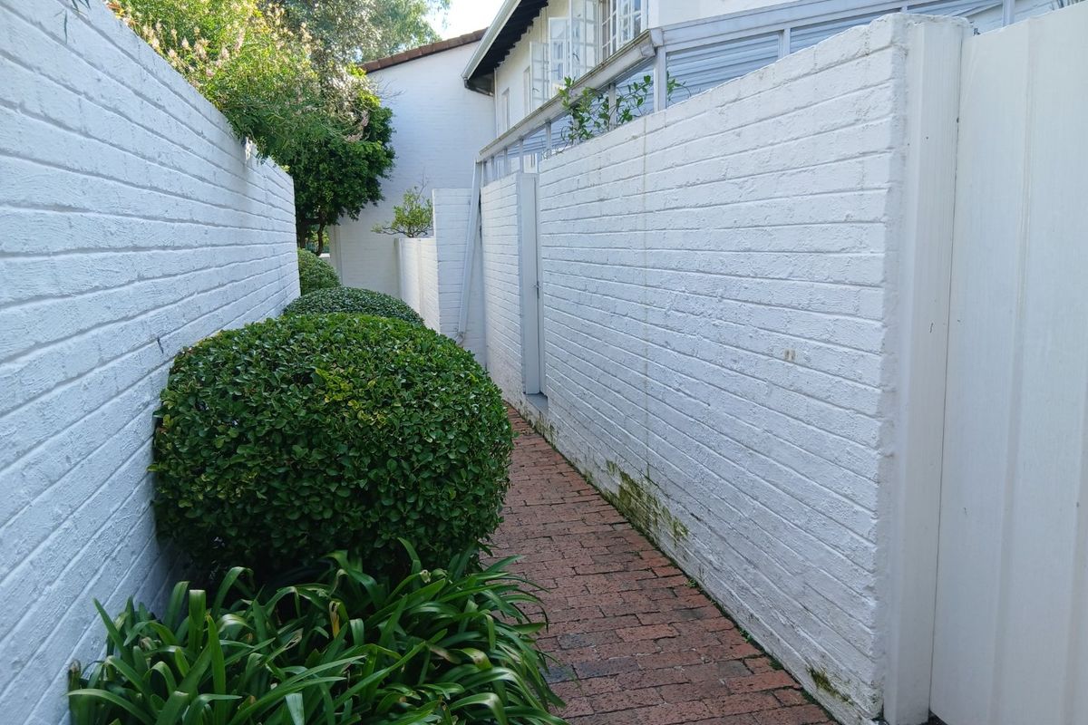 Garden Duplex Apartment Spacious 3x bed 2x bath in this lovely sought out Complex-Pet Friendly, Botanical Garden River views with Nature Reserve Environment-Opposite Delta Park. - Photo 3