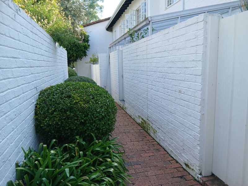 Garden Duplex Apartment Spacious 3x bed 2x bath in this lovely sought out Complex-Pet Friendly, Botanical Garden River views with Nature Reserve Environment-Opposite Delta Park. - Photo 3