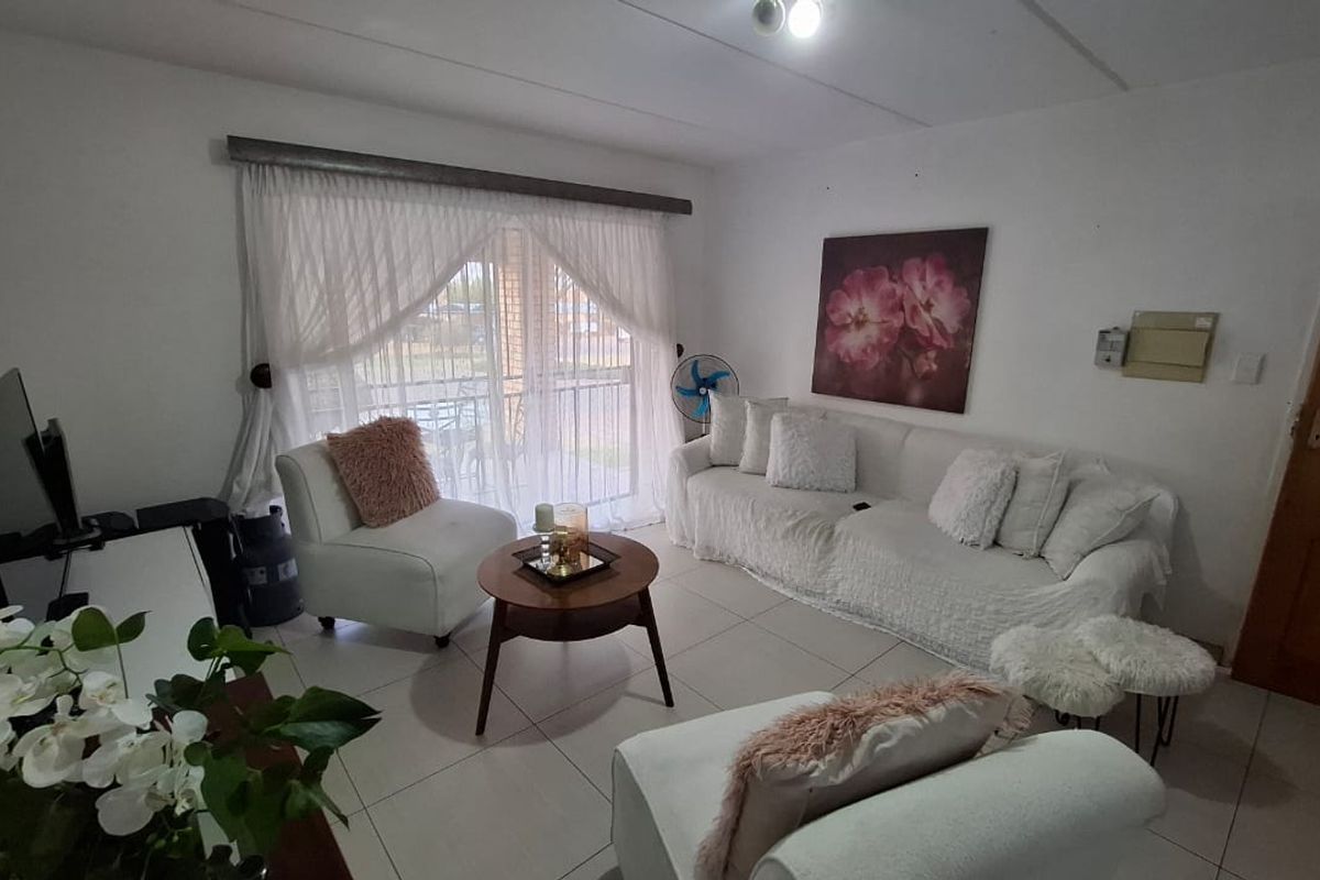 Modern 2-Bedroom, 2-Bathroom Ground Floor Apartment in Livingstones Complex - Photo 3