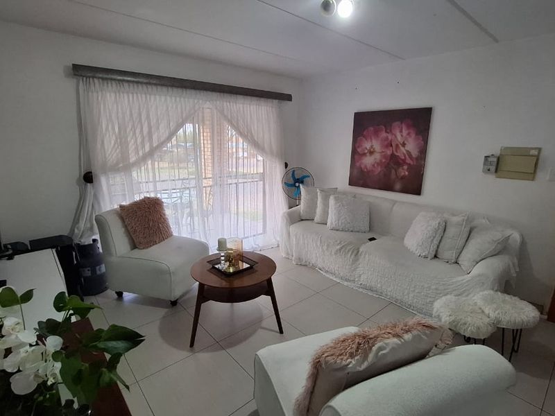 Modern 2-Bedroom, 2-Bathroom Ground Floor Apartment in Livingstones Complex - Photo 3